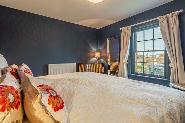 3 bedrooms, iron/ironing board, internet, bed sheets