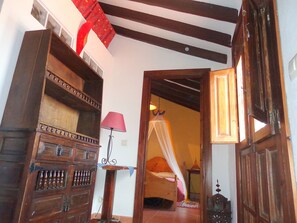 5 bedrooms, desk, iron/ironing board, free WiFi