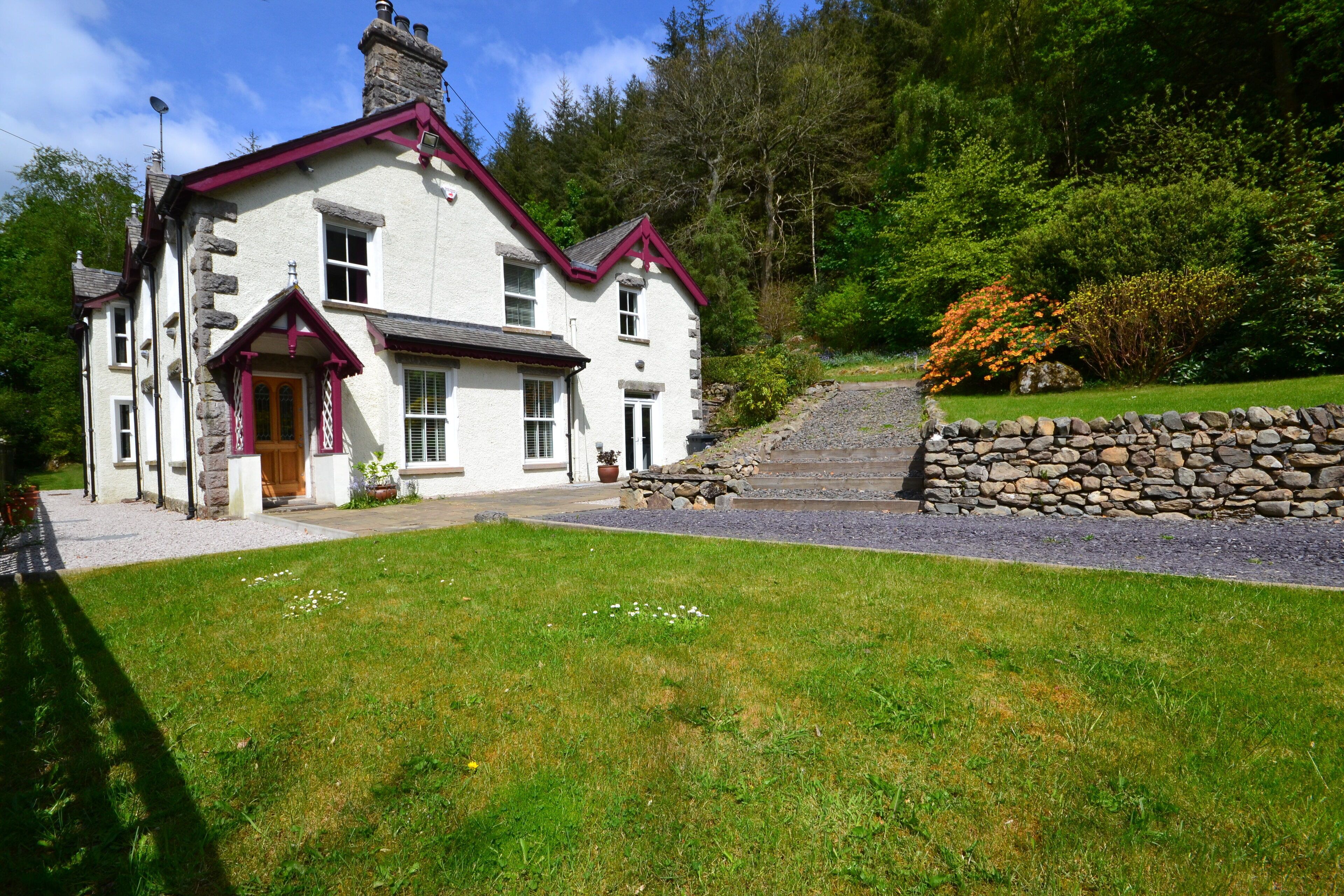 Spacious, detached & private Lakeland hideaway near Cark / Cartmel