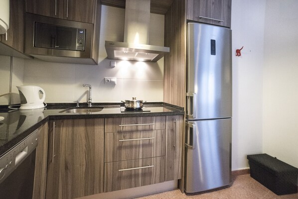 Kühlschrank, Mikrowelle, Ofen, Herdplatte