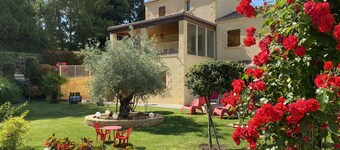 In Sarlat, BIG PERIGOURDINE 10/14 pers with private heated pool