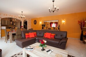 Een televisie, een open haard, een dvd-speler en tafelvoetbal