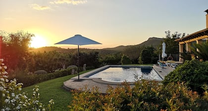 Mallorquinische Villa mit Pool, Garten, Grillplatz und WLAN neben des Strandes