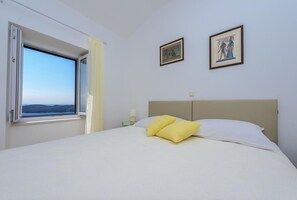 3 habitaciones, tabla de planchar con plancha y cuna de viaje 