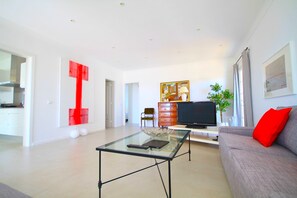 TV connectée, table de tennis de table, chaîne hi-fi