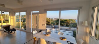 Modern villa med havsutsikt 300 m från stranden med privat pool, AC, WiFi