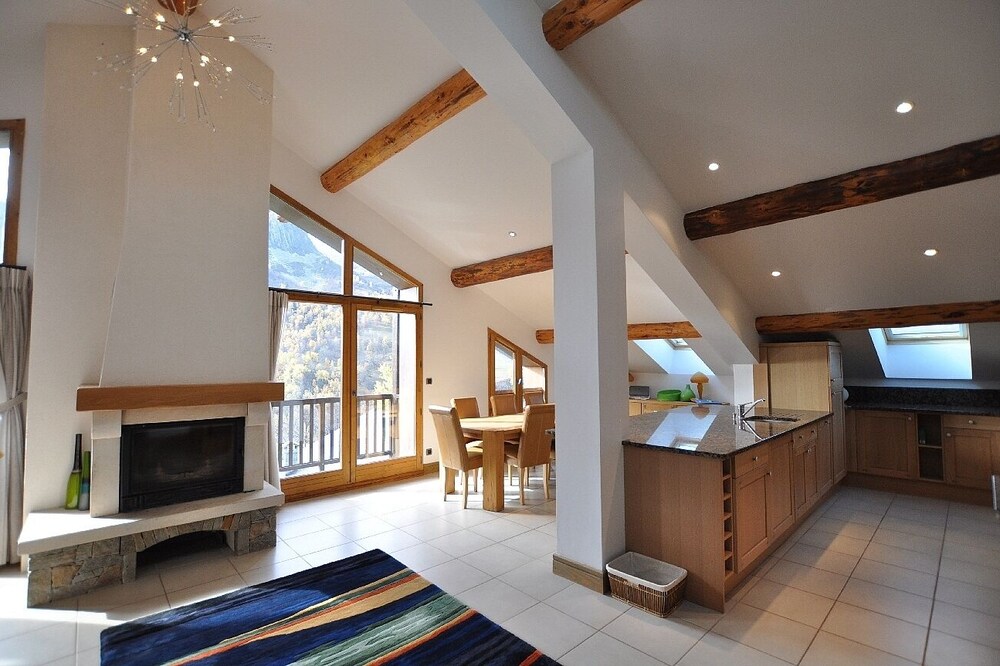 Le Cochet Penthouse, A Loft-style, Chalet-apartment 30 metres from the ski lift
