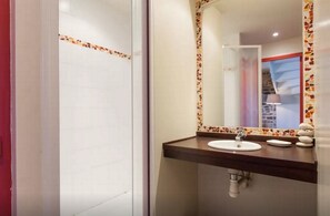 Tina, secadora de cabello, papel de baño 