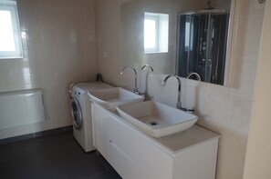 Ducha, secador de pelo, toallas