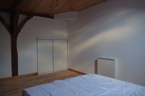 3 habitaciones, tabla de planchar con plancha, wifi y ropa de cama 