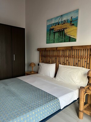 1 chambre, coffre-fort, fer et planche à repasser