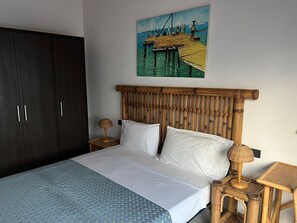 1 chambre, coffre-fort, fer et planche à repasser