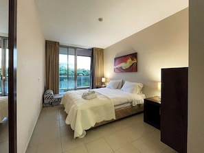 3 bedrooms, in-room safe, iron/ironing board, free WiFi