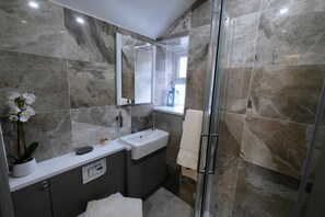 Douche, sèche-cheveux, serviettes fournies, savon