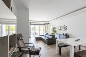 Fernseher, Kamin, Bücher, Stereoanlage