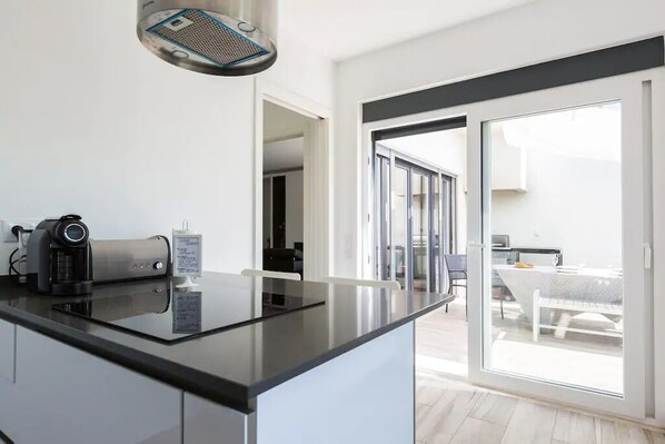 Kühlschrank, Mikrowelle, Ofen, Herdplatte