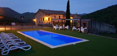 Rural house for rent with private pool for 22 people 100km from Barcelona
