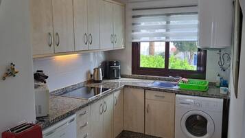 Frigorífico, microondas, horno y placa de cocina