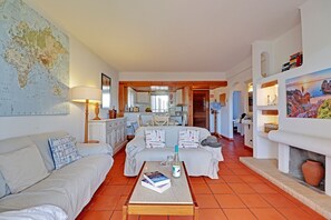 Smart TV - Freshly renovated with AirCo, ground floor apt with terrace, garden and pool (Vilamoura)