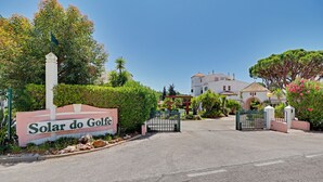 A gated entrance with a sign reading "Solar do Golf". - Freshly renovated with AirCo, ground floor apt with terrace, garden and pool (Vilamoura)