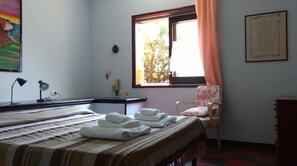 3 soverom, skrivebord, strykejern/-brett og reiseseng for barn