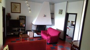 Smart-TV, peis, bøker og kontorer