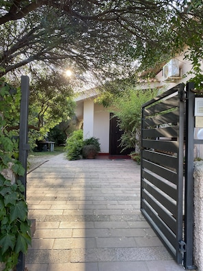 Property grounds - Exclusive villa in Sardinia (300 meters from the beach) (Arbatax)