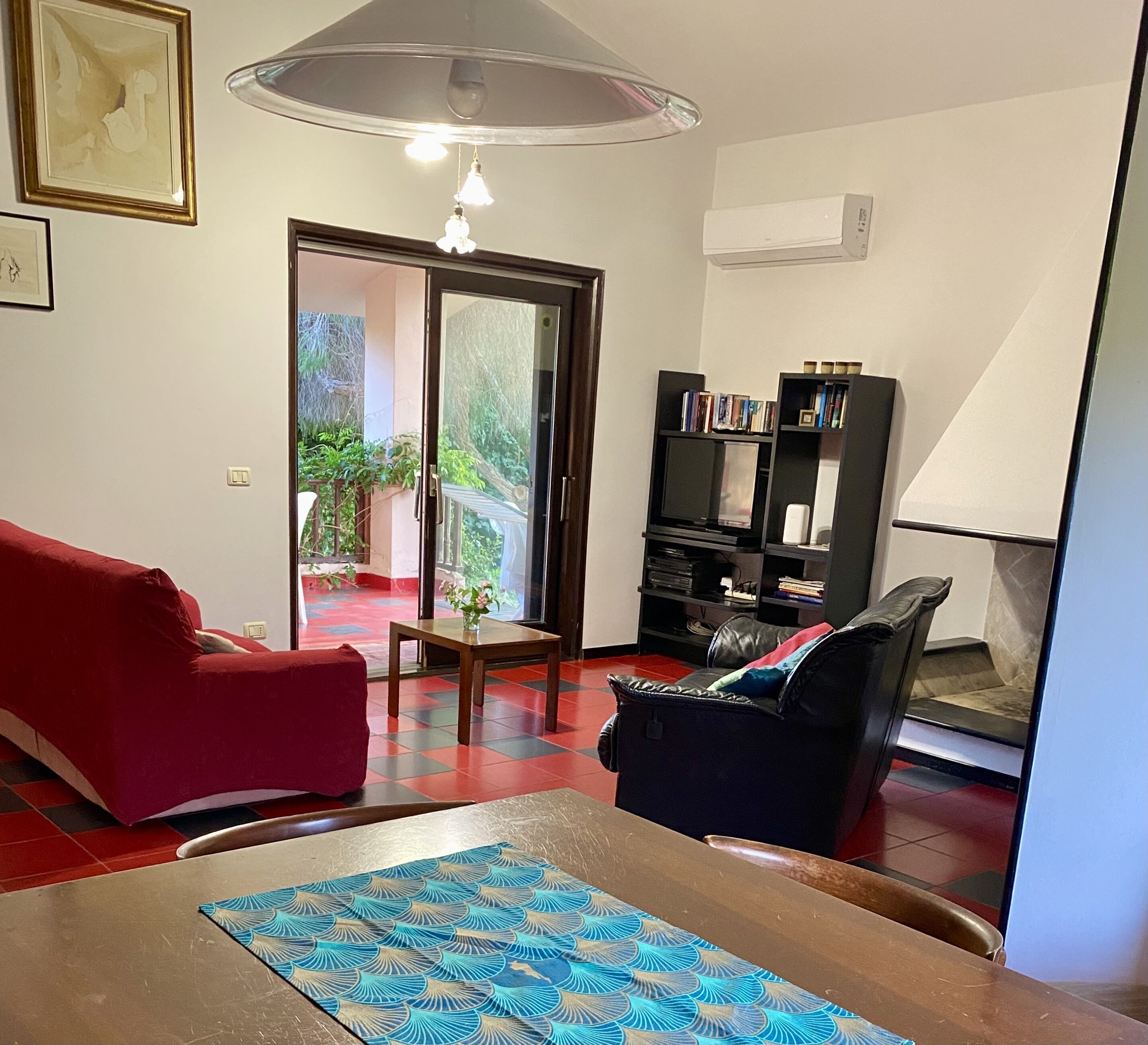 Smart-TV, Kamin, Bücher, Arbeitsbereiche