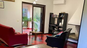 Smart-TV, Kamin, BĂŒcher, Arbeitsbereiche