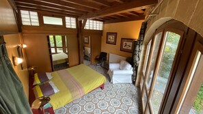 5 dormitorios, tabla de planchar con plancha, wifi y ropa de cama