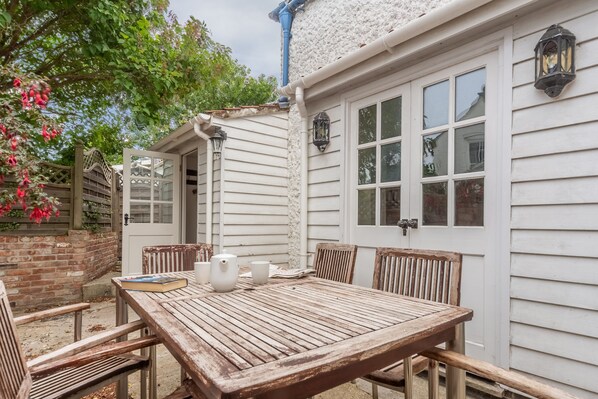 Outdoor dining - Algerine Cottage, Wells-next-the-Sea, Norfolk (Wells-next-the-Sea)