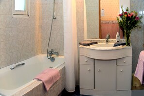 Baignoire, sèche-cheveux, serviettes fournies