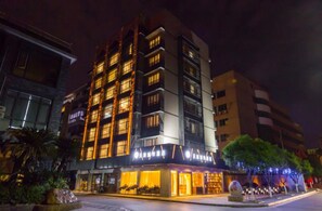 Fachada da propriedade à noite