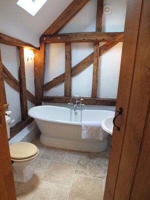 Kombinert dusj/badekar, hårføner, håndklær og såpe