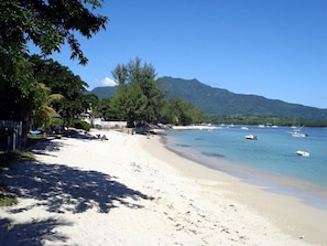 Playa en los alrededores y toallas de playa