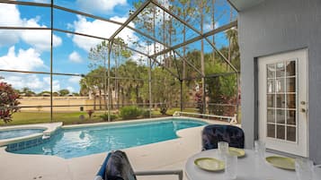 Piscina all'aperto, una piscina riscaldata