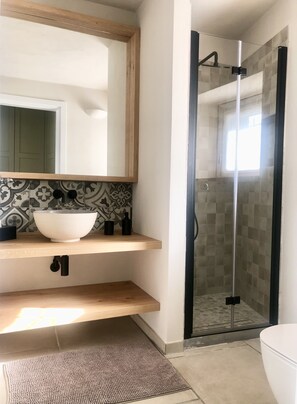 Ensemble douche/baignoire, sèche-cheveux, bidet, serviettes fournies