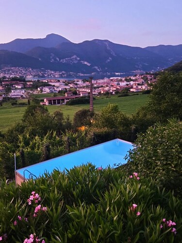 VILLA LE FONTANELLE: lake view, pool, air conditioning, Netflix, wifi, BBQ