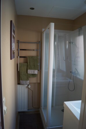 Dusche, Haartrockner, Handtücher, Seife