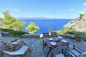 Outdoor dining - Hydra Seaside Serenity: Panoramic Sea & Sunset Views (Hydra)