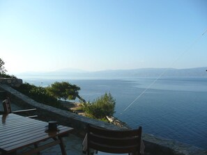Outdoor dining - Hydra Seaside Serenity: Panoramic Sea & Sunset Views (Hydra)