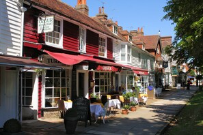 Outdoor dining - Delightful pet-friendly oast with enclosed garden on Kent/Sussex border near Rye (Tenterden)