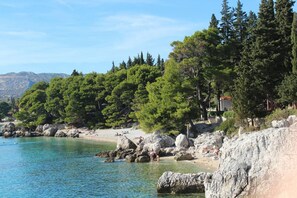 På stranden, solstolar och strandhanddukar