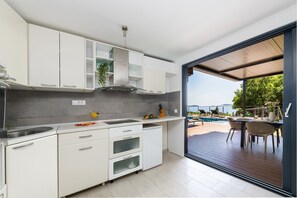 Réfrigérateur, micro-ondes, four, plaque de cuisson