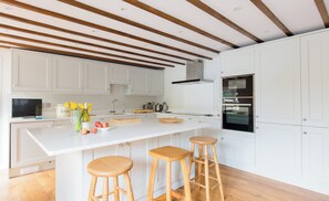 Fridge, microwave, oven, stovetop - 3-bed barn conversion near Kingsbridge, close to top beaches, with fast WiFi. (Kingsbridge)