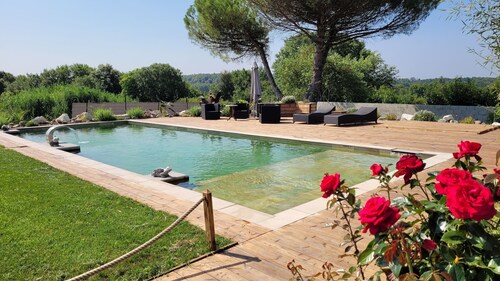 Chalet avec baignade écologique privée sur 1 hectare