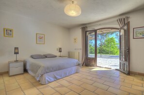 5 Schlafzimmer, Zimmersafe, Bügeleisen/Bügelbrett, Reisekinderbett