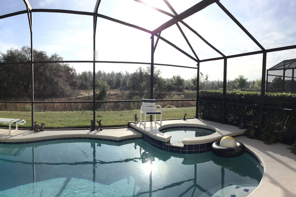 Dreaming of Disney? Discover the magic Walt created! Private pool, games room