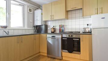 Een koelkast, een microgolfoven, een oven, een kookplaat