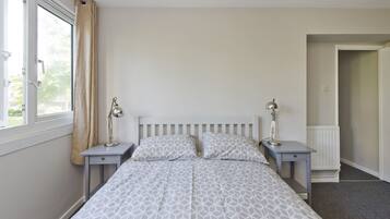 4 slaapkamers, een strijkplank/strijkijzer, internet, beddengoed